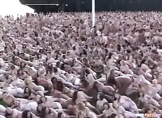 Une foule féminine nue sur l'herbe