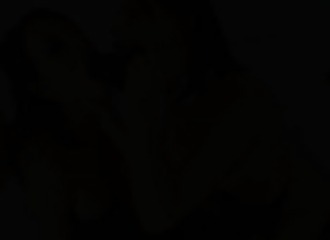 Un plug anal défonce le trou de bisexuelles