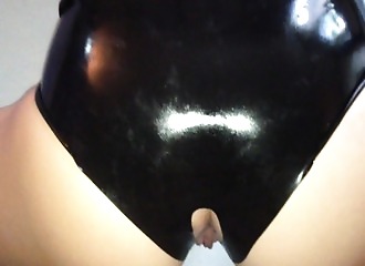 Une bite dure fend une culotte en latex