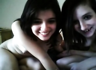 Deux gouines caressantes et chaudes