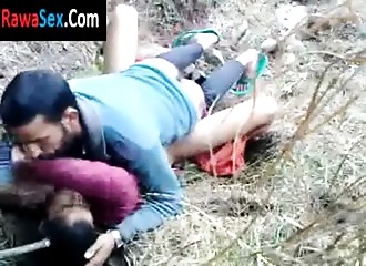 Cette indienne chaude baise par terre