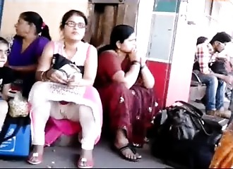 Spycam sur sa chatte moulée dans le jogging