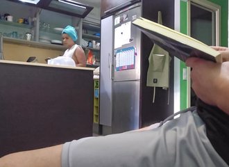 Je dévoile mon érection à ma belle-mère, et elle succombe à la tentation...