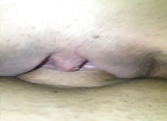 Sa moule baveuse réclame du sexe d'urgence