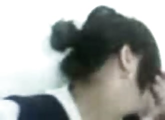 Une femme d'Irak caressée devant un portable