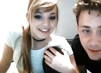 Belle cochonne gourmande couche devant la cam