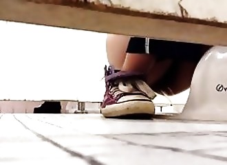 Voyeurisme sur une japonaise aux toilettes