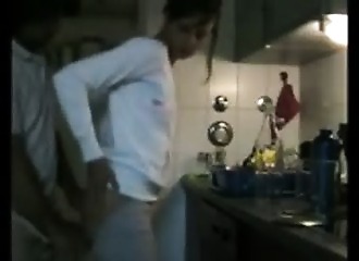 Fourrée culotte baissée contre l'évier