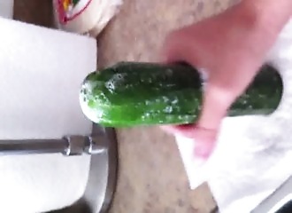 Elle mime une branlette avec une courgette