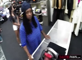 Une cliente exhibe ses doigts au comptoir