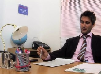 Une séduisante MILF blonde se donne à un jeune homme dans son bureau