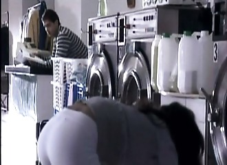 Bisexualité sans tabou à la laverie 