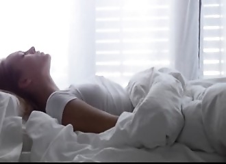 Leila se caresse en fantasmant sur une biroute