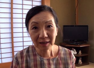 Mature femme de cinquante ans en pleine campagne : un instant de solitude dévoilé !