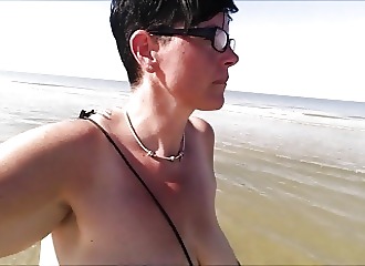 Gros seins naturels d'une cougar