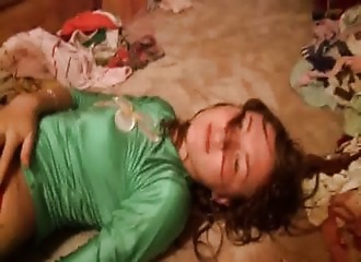 Elle s'excite au contact de ses mains