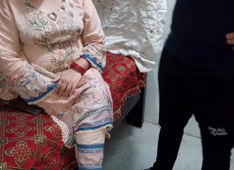 La femme furieuse face à sa belle-mère retourne à la maison