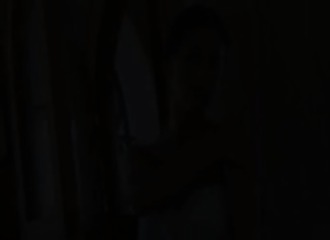 Caresses très poussées seule dans son bain