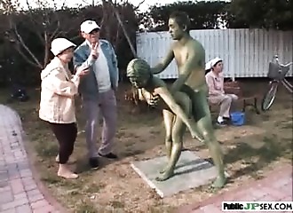 Kamasutra outdoor pour un couple en statue 