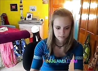 Cam chaude avec strip et caresse de moule