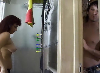 Il espionne sa belle mère