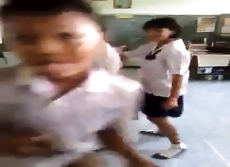 Deux thaïlandaises en uniforme dansent sans complexes