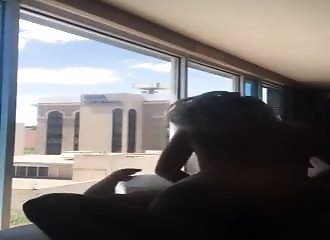 Partie de jambe en l’air chaude devant une fenêtre